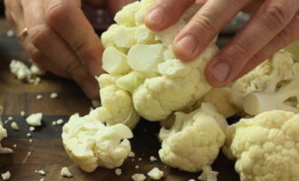 Cum se prepară conopida pentru iarnă? Clătim bine conopida sub apă, apoi o separăm cu grijă în inflorescențe. Se toarnă apă clocotită peste inflorescențele de varză și se lasă 20 de minute, apoi se scurge apa. Cum se prepară conopida pentru iarnă? Clătim bine conopida sub apă, apoi o separăm cu grijă în inflorescențe. Se toarnă apă clocotită peste inflorescențele de varză și se lasă 20 de minute, apoi se scurge apa.