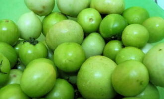 Hoe maak je een heerlijke bouillon groene tomaten klaar voor de winter? We selecteren de tomaten en wassen ze onder water.