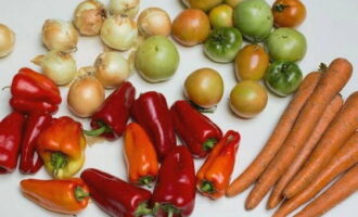 Cum să prepari o salată delicioasă de roșii verzi pentru iarnă în borcane? Să pregătim legumele necesare. Le spalam sub apa.