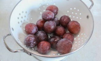 Cum se prepară compot de prune cu sâmburi pentru iarnă într-un borcan de 3 litri? În paralel cu pregătirea prunelor, sterilizăm borcanele folosind orice metodă convenabilă pentru dvs. Puneți prunele spălate într-o strecurătoare pentru a îndepărta excesul de umiditate.