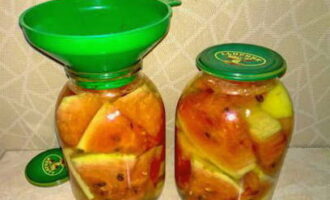 Umpleți borcanele cu bucăți de pepene verde și turnați peste ele apă clocotită. Acoperiți cu capace și lăsați la infuzat timp de 15 minute. După aceasta, scurgeți apa și fierbeți-o din nou, apoi turnați-o din nou în borcane și lăsați-o încă 15 minute. Scurgeți apa.