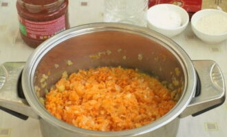 Adăugați legume la roșii.