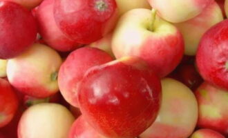 Om een ​​heerlijke compote van ranetki voor de winter te bereiden in een pot van 3 liter, is het belangrijk om de nodige aandacht te besteden aan het bereiden van het fruit. Daarom wassen we de verzamelde appels zeer grondig en laten we in geen geval vuil achter op de schil.