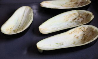 Hur bakar man läckert aubergine med köttfärs i ugnen? För att förbereda en välsmakande och hälsosam auberginematrätt måste du strikt följa alla stadier av matlagning och rekommendationer. Tvätta först båda auberginema. Sedan, när vi torkar dem med en handduk, skär dem i två delar längs frukten. Nu måste vi få auberginema att se ut som båtar. För att göra detta måste du försiktigt skära ut massan med en kniv eller bli av med den med en sked. Ta lite salt och gnid in det på insidan av auberginema. Låt dem stå i 30 minuter för att släppa saften. Hur bakar man läckert aubergine med köttfärs i ugnen? För att förbereda en välsmakande och hälsosam auberginematrätt måste du strikt följa alla stadier av matlagning och rekommendationer. Tvätta först båda auberginema. Sedan, när vi torkar dem med en handduk, skär dem i två delar längs frukten. Nu måste vi få auberginema att se ut som båtar. För att göra detta måste du försiktigt skära ut massan med en kniv eller bli av med den med en sked. Ta lite salt och gnid in det på insidan av auberginema. Låt dem stå i 30 minuter för att släppa saften.
