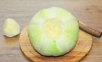 Cum se face varză murată crocantă în bucăți mari? Clătiți capul de varză sub apă.