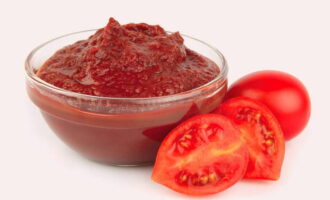 Se condimenteaza preparatul de legume adaugand cantitatea necesara de sare, condimente si zahar, usturoi tocat si pasta de rosii. Se amestecă totul și se fierbe la foc mic aproximativ 20 de minute. Cu 5 minute înainte de sfârșitul gătitului, adăugați oțet și amestecați din nou. 