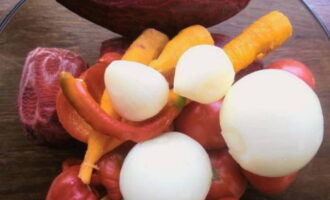 Cum se prepară salata de sfeclă Alenka pentru iarnă după rețeta clasică? Curățați sau decojiți toate legumele și clătiți sub apă.