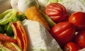 Com preparar l'amanida del Danubi per a l'hivern segons la recepta clàssica? Netegem i rentem les verdures necessàries per a l'amanida. Com preparar l'amanida del Danubi per a l'hivern segons la recepta clàssica? Netegem i rentem les verdures necessàries per a l'amanida.