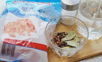 Com cuinar correctament les gambes a casa? Preparem els productes necessaris. El millor és triar una barreja de pebrots en pèsols.