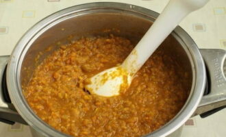 Folosiți un blender de imersie pentru a aduce amestecul la o consistență omogenă. Adăugați oțet și aduceți totul la fiert din nou.