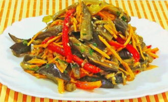 Pune salata în borcane sterilizate și sigilează. Așteptați până se răcește și apoi mutați-l într-un loc răcoros și întunecat pentru depozitare permanentă. 
