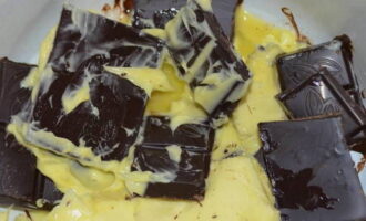 Cum să faci acasă o rețetă clasică de brownie de ciocolată? Puneți bucățile de ciocolată neagră într-o cratiță împreună cu untul. Topiți produsele într-o baie de apă.