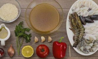 Paano magluto ng paella ayon sa klasikong recipe sa bahay? Ihanda natin ang mga kinakailangang sangkap.Hugasan namin ang mga gulay sa ilalim ng tubig.