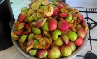 Hoe maak je appelsap thuis klaar voor de winter? We wassen de appels, vegen ze af en snijden ze in vier delen. Tegelijkertijd verwijderen we de staarten, kern en verschillende defecten. Hoe maak je appelsap thuis klaar voor de winter? We wassen de appels, vegen ze af en snijden ze in vier delen. Tegelijkertijd verwijderen we de staarten, kern en verschillende defecten.