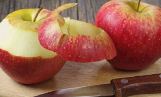 Hoe maak je appelmoes thuis klaar voor de winter? Was en veeg de appels af. Snijd ze in middelgrote plakjes. We verwijderen de schil, allerlei defecten, kern, staarten. Doe de appelpulp in een pan en vul deze met een glas water. Plaats de container op het fornuis en bedek deze met een deksel. Breng het fruit aan de kook en laat het ongeveer een half uur op laag vuur koken. 
