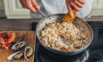 Pansamantala naming inalis ang seafood sa paghahanda. Paghaluin nang maigi ang kanin at pampalasa. Ilagay ang risotto sa mga plato, magdagdag ng seafood at ihain.