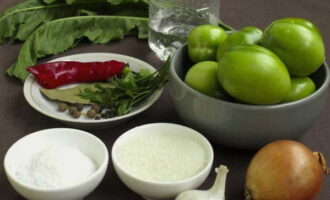 Cum se prepară roșiile verzi murate pentru iarnă? Spălați roșiile și pregătiți toate ingredientele necesare conform listei.