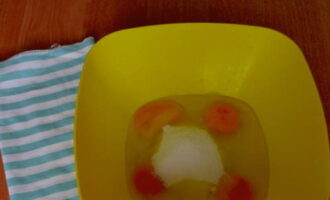 Pentru a face chak-chak acasă, spargeți ouă într-un castron. Adăugați sare, sifon și jumătate din zahăr. Bateți ingredientele cu o furculiță până se formează o spumă pufoasă.
