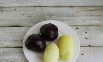 Hoe maak je koude bietensoep volgens het klassieke recept? Schil gekookte aardappelen, bieten en eieren.