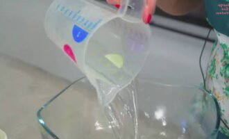Hur lagar man klassisk georgisk khinkali hemma? Först måste du knåda degen. Häll 500 milliliter kokande vatten i en skål. Hur lagar man klassisk georgisk khinkali hemma? Först måste du knåda degen. Häll 500 milliliter kokande vatten i en skål.