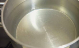 Cum să gătești pastele delicios într-o tigaie fără să se lipească? Se toarnă apă într-o cratiță cu fund gros și se pune pe foc.