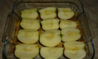 Talleu la fruita a quarts, traient amb cura el cor. Col·loqueu-los en una safata de forn. Talleu la fruita a quarts, traient amb cura el cor. Col·loqueu-los en una safata de forn.
