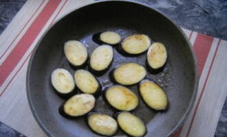 Hetta upp en stekpanna med vegetabilisk olja. Släpp några bitar av grönsaker här. Stek dem tills de fått lite färg på båda sidor.