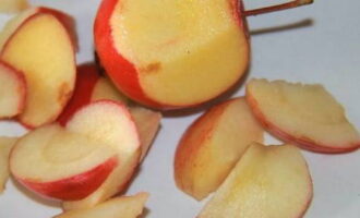 Snijd vervolgens de appels in kleine plakjes. We verwijderen de kern en stengels.