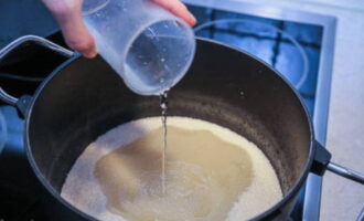 I de seguida passem a preparar el xarop de sucre. Per fer-ho, aboqueu sucre en una cassola amb aigua i porteu el líquid a ebullició.