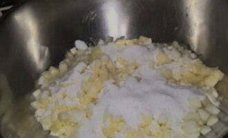 Giet de sappige meloen in een pan en bedek de stukjes met suiker. Het mengsel moet weken en het sap vrijgeven, dus je moet het ongeveer een half uur laten staan.