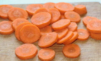 Curățați morcovii și tăiați-i în bucăți mici de orice formă. Curățați morcovii și tăiați-i în bucăți mici de orice formă.