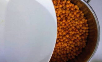 Đổ đầy nguyên liệu bằng nước lạnh và để trong 10 phút, trong thời gian này, tất cả các mảnh vụn sẽ nổi lên bề mặt.