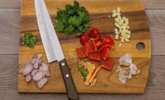 Gupitin ang mga gulay, bawang, shallots at bell peppers sa maliliit na piraso gamit ang isang kutsilyo.