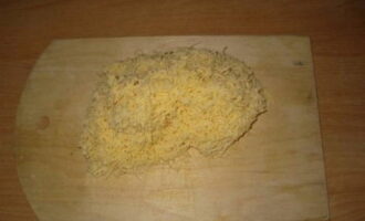 Grate ang matapang na keso sa medium o fine grater. Grate ang matapang na keso sa medium o fine grater.