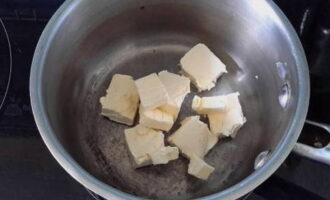 Để chuẩn bị nước sốt bechamel theo công thức cổ điển, hãy cho bơ thành từng miếng vào chảo.