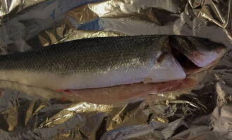 Vi tvättar den tvättade fisken, gnuggar den med salt och lägger den på en bakplåt täckt med folie.