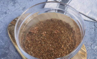 Hoe kook je kruimelige boekweit in water in een pan met de juiste verhoudingen? Meet de benodigde hoeveelheid boekweit af, sorteer en spoel deze af. Hoe kook je kruimelige boekweit in water in een pan met de juiste verhoudingen? Meet de benodigde hoeveelheid boekweit af, sorteer en spoel deze af.