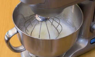 Paano gumawa ng meringue sa bahay gamit ang isang klasikong recipe? Paghiwalayin ang mga puti mula sa mga yolks, ilipat ang mga ito sa isang tuyong lalagyan at talunin hanggang sa mabuo ang isang malaking bula.