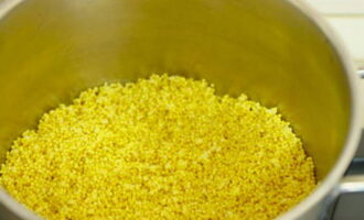 Cách nấu cháo kê vụn bằng nước? Rửa kỹ hạt kê bằng nước nóng ít nhất ba lần.