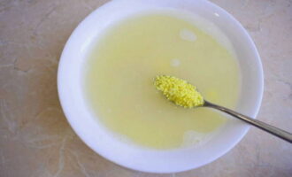 Cách nấu cháo kê trong nồi nấu chậm? Rửa sạch kê nhiều lần bằng nước sôi và vài lần bằng nước lạnh.