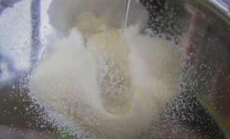 Com fer esmalt de mirall per a un pastís a casa? Aboqueu gelatina amb 60 mil·lilitres d'aigua freda.