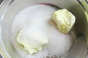 Paano maghurno ng masarap na lingonberry pie sa oven? Gilingin ang pinalambot na mantikilya kasama ng 100 gramo ng asukal.
