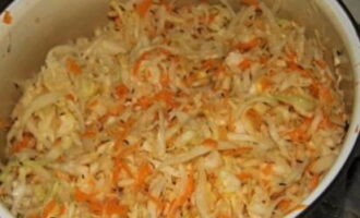 Barregeu el contingut de la paella. Premeu de nou la massa per fer que el líquid aparegui encara més.