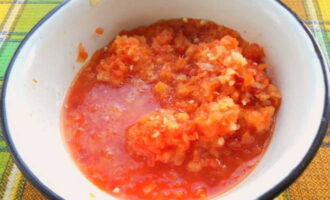 Măcinați ardeiul și bucățile de usturoi folosind un blender. Măcinați ardeiul și bucățile de usturoi folosind un blender.