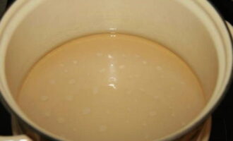 Kook water in een kleine pan en voeg suiker en kaneel toe. Roer en kook tot er een homogene siroop ontstaat.