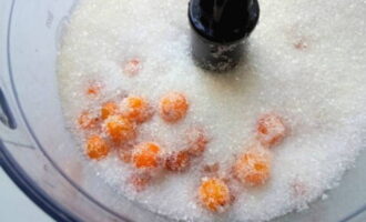Thêm một nửa lượng đường vào sản phẩm đã rửa sạch và xay trong máy xay. Chúng ta cần lấy nước ép còn cùi không có hạt và vỏ. Để làm điều này, hãy xay quả mọng qua rây.