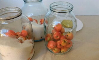 Voeg na de appels kristalsuiker toe, zonder enige andere manipulaties uit te voeren. Zet op dit moment water op laag vuur en breng aan de kook.