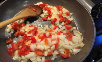 Traieu la pell dels alls i talleu els grans a trossos petits. Rentar els pebrots amb aigua freda. Traiem les llavors, les pel·lícules blanques i la tija. Afegiu all i pebre a la ceba i sofregiu. Untem la carn picada. Espolvorear amb espècies i barrejar la barreja.
