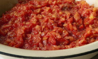 Piqueu els tomàquets amb un ganivet o amb una picadora de carn. Piqueu els tomàquets amb un ganivet o amb una picadora de carn.