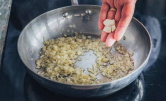 Naglagay din kami ng isang clove ng bawang dito.